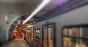 Karaköy – Taksim Tünel Rehberi (2025): Tarihi, Bilet Fiyatları ve Çalışma Saatleri Karaköy – Taksim Tünel giriş kapısı ve nostaljik metro aracı