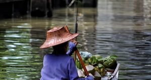 Bangkok Yüzen Çarşı Turu: Tayland’ın En Renkli Alışveriş Noktası Bangkok Gezilecek Yerler