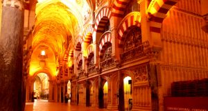 Kurtuba Camii Rehberi (2025): Mezquita’nın Tarihi, Ziyaret Bilgileri ve Gezi Planı Kurtuba Camii