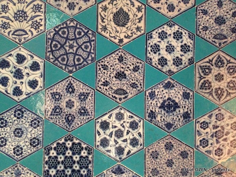 Muradiye Cami içindeki İznik çinilerinden detay