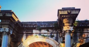 Antalya’nın Üç Kapıları: Hadrianus Kapısı Tarihi ve Gezi Rehberi (2025)