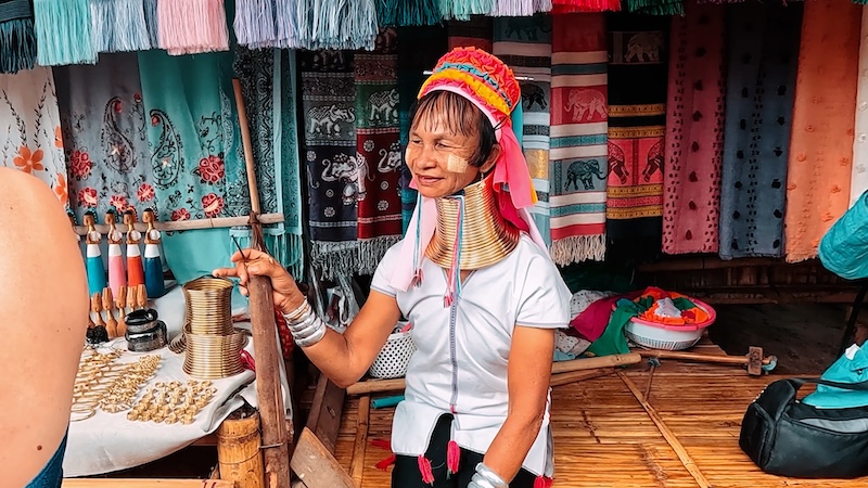 uzun boyunlu kadınlar